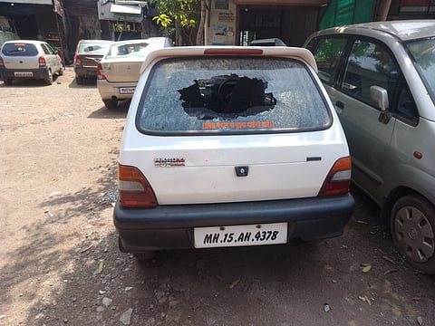 पंचवटी :सर्विस रोडवरील दहशत निर्माण करण्याच्या प्रयत्नात काचा फोडलेले वाहन.