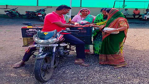 लालसगाव : सचिन रोकडे यांचेकडुन पणत्या खरेदी करतांना निमगाव येथील दरेकर कुटुंबियांच्या गृहीणी. ( छाया: राकेश बोरा)