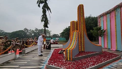 नाशिक : शहीद पोलिसांना पालकमंत्र्यांकडून अभिवादन