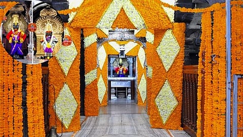 विठ्ठल रुक्मिणी मंदिरात फुलांची सजावट