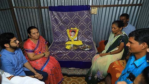 आदित्य ठाकरेंकडून आत्महत्याग्रस्त शेतकरी कुटुंबाचे सांत्वन