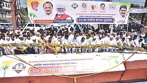 पिंपळगाव बसवंत : रानवड येथील कर्मवीर काकासाहेब वाघ सहकारी साखर कारखान्याच्या गळीत हंगामाचा प्रारंभ करताना छगन भुजबळ, नरहरी झिरवाळ, दिलीप बनकर, डॉ. सुधीर तांबे, नरेंद्र दराडे, हिरामण खोसकर, नितीन पवार, सुहास कांदे, देवीदास पिंगळे, नानासाहेब बोरस्ते, श्रीराम शेटे, अॅड. नितीन ठाकरे, बाळासाहेब क्षीरसागर, अॅड. रवींद्र पगार, कोंडाजीमामा आव्हाड आदी.