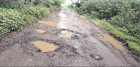 टाकवे बुद्रुक : आंदर मावळातील रस्त्यांची चाळण