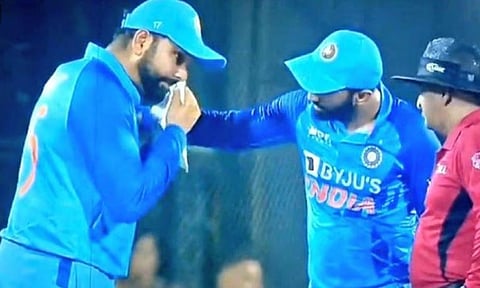 रोहित शर्मा याच्या नाकातून रक्त येवू लागलं तरीही त्याने मैदान सोडलं नाही.