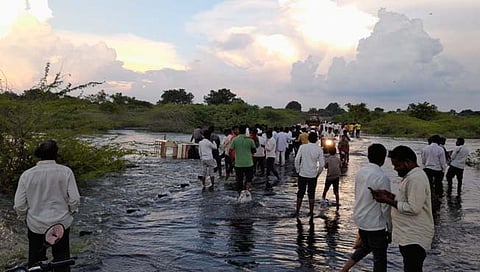 सांगली : बोर्गी खुर्द येथे बोर नदीत पिकअप गेली वाहून; दोघे बचावले