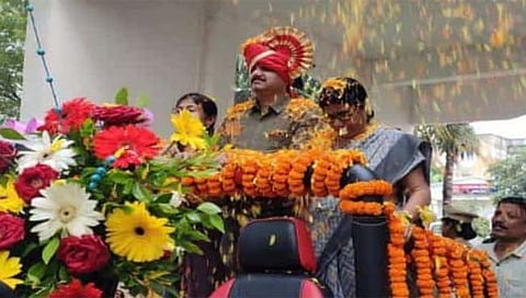 सांगली: तासगावच्या पोलीस निरीक्षकांना फुलांच्या बरसातीत निरोप (Video)