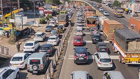 सातारा-पुणे महामार्गावर वाहनांच्या १० किमी. पर्यंत रांगा; दिवाळी सुट्टीनंतर परतणाऱ्या प्रवाशांची कोंडी (Video)