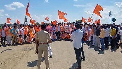 परभणी : गंगाखेडला राज्यसरकार विरोधात शिवसेनेचा रस्ता रोको