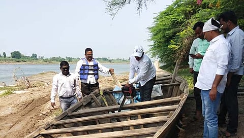 पंढरपूर: अवैध वाळू उपसा करणाऱ्या ११ होड्या फोडल्या; महसूल प्रशासनाची कारवाई