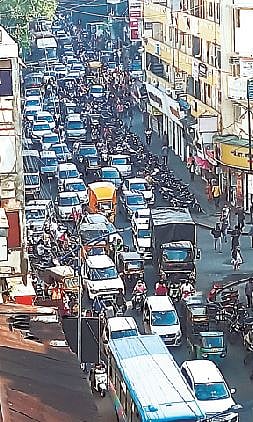 वाहतूक कोंडी सोडविण्यासाठी पोलिसांची अतिरिक्त कुमक