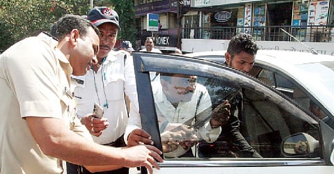 पिंपरीत वाहतूक शाखेच्या वतीने काळ्या फिल्म लावणार्या वाहनांवर कारवाई करण्यात आली.