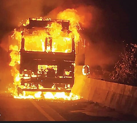 आडोशी बोगद्याजवळ ट्रक जळून खाक