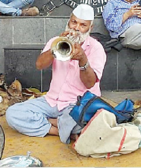 मुलाच्या अकाली निधनानंतर नातवंडांना सांभाळण्यासाठी ते वाजवताहेत ट्रम्पेट