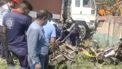 Gujarat Accident : ट्रकने वडाप रिक्षाला दिलेल्या धडकेत १० ठार तर ७ जखमी