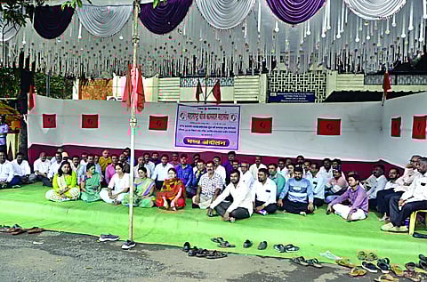 नाशिकरोड : महाराष्ट्र वीज कामगार महासंघाच्या वतीने धरणे आंदोलनात सहभागी झालेले कार्मचारी. (छाया : उमेश देशमुख)