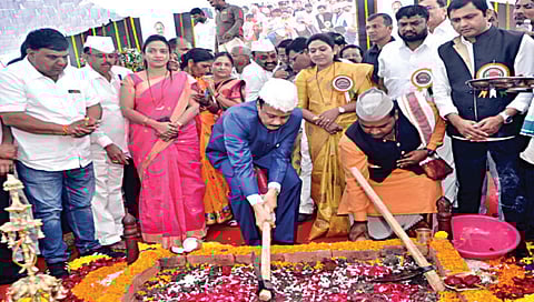 नाशिकरोड : शिंदेगाव पाणीपुरवठा योजनेच्या कामाचा प्रारंभ करताना विधानसभेचे विरोधी पक्षनेते अजित पवार. समवेत मान्यवर.