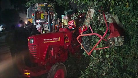 विंचुरी दळवी : ट्रकने मागून जोरदार धडक दिल्याने ट्रॅक्टरचे नुकसान झाले आहे. (छाया: संदीप भोर)