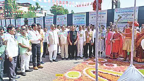 नाशिक : अधिवेशनाला सुरुवात करताना राष्ट्रीय अध्यक्ष सुभाष लांबा. समवेत पदाधिकारी.