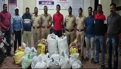 धुळे : गुटखा तस्करीतून जप्त करण्यात आलेल्या मुद्देमालासह चाळीसगाव रोड पोलीस ठाणे पथक.(छाया: यशवंत हरणे)