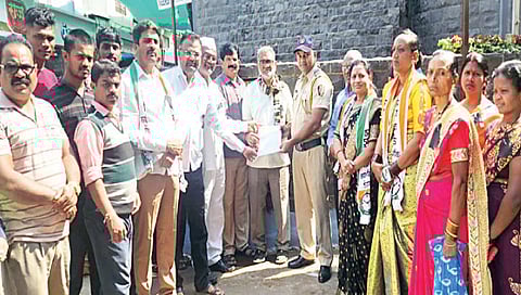 सिन्नर : आमदार जितेंद्र आव्हाड यांच्या अटकेचा निषेध करताना विविध संघटनांचे पदाधिकारी.