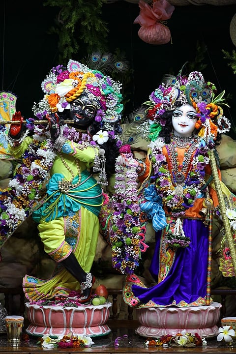 नाशिक : गोपाष्टमी महोत्सवानिमित्त सजविण्यात आलेले इस्कॉन मंदिरातील राधाकृष्णाची मूर्ती.