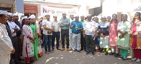 नाशिक : जुनी पेन्शन योजनेच्या मागणीसाठी शासकिय कार्यालयात एकत्र येत घोषणा देताना राज्य सरकारी कर्मचारी मध्यवर्ती संघटनेचे पदाधिकारी व कार्यकर्ते. (छाया: हेमंत घोरपडे)