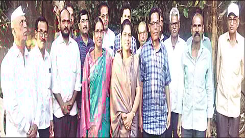 नाशिक : नातेवाईक, हितचिंतक व कुटुंबीयांसह कविता पवार-सूर्यवंशी.