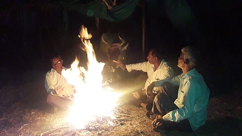 ओझर : थंडी वाढल्याने शेकोटीव्दारे उब घेतांना नागरिक. (छाया: मनोज कावळे)