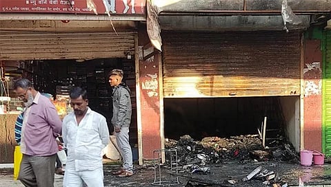 जळगाव : पाचोरा येथील बसस्थानक परिसरातील कापड दुकानास लागलेल्या आगीत दुकानातील सर्व साहित्य जळून खाक झाले आहे. (छाया : चेतन चौधरी)