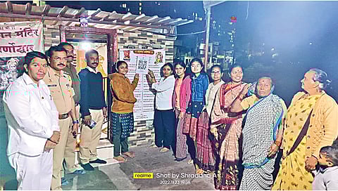 पंचवटी : शिवकृपानगरमध्ये क्यूआर कोडच्या लोकार्पणाप्रसंगी पंचवटी पोलिस ठाण्याचे वरिष्ठ पोलिस निरीक्षक डॉ. सीताराम कोल्हे, शहर काँग्रेसचे शरद बोडके, सोनाली बोडके, कलाबाई देशमुख, जिजाबाई वाबळे,
कमल गिते आदींसह नागरिक. (छाया : गणेश बोडके).