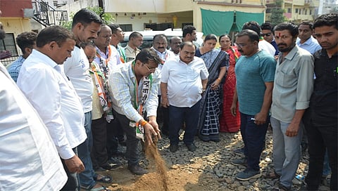 जळगाव : शिवतीर्थ मैदान ते गणेश कॉलनी रस्त्याच्या कामाची पाहणी करताना आ. एकनाथ खडसे. समवेत महापौर जयश्री महाजन, मनपा आयुक्त डॉ. विद्या गायकवाड आदी. (छाया: चेतन चौधरी)