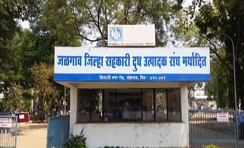 जळगाव दूध संघात शेतकऱ्यांचे ९ कोटींचे पेमेंट थकले