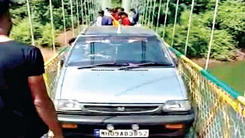 कर्नाटकात झुलत्या पुलावर थेट कार; कोल्हापूरच्या पर्यटकांची हुल्लडबाजी? (व्हिडिओ)