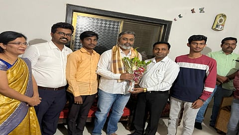 पिंपळगाव बसवंत : आमदार डॉ. राहुल आहेर यांचा सत्कार करताना पाटील कनिष्ठ महाविद्यालयाचे व्यवस्थापकीय संचालक दिनेश अनारसे, प्राचार्य भंडारे, उपप्राचार्य योगेश्वर शिरसाट, प्रा. मीनाक्षी जाधव. यावेळी उपस्थित अक्षय आहेर आणि सुयश शिंदे हे दोघे विद्यार्थी.