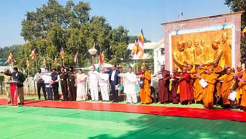 नागपूर : संविधान दिनानिमित्त दीक्षाभूमीत संविधान प्रास्तविकेचे वाचन; बाबासाहेबांचा जयघोष, अस्थिकलशावर पुष्पवर्षाव