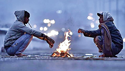 Delhi Temperature : दिल्लीचा पारा तीन अंशाच्याही खाली घसरला, दाट धुक्याचा रेल्वे, हवाई सेवा आणि रस्ते वाहतुकीवर परिणाम