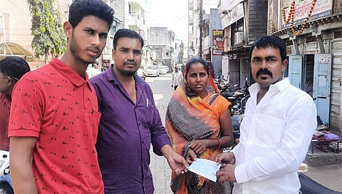 पिंपळनेर : पिडीत कुटुंबाकडे एक लाखाचा धनादेश सुपुर्द करताना जयेश बावा, विकास मोहिते, रुपेश सोनार, राजू भदाणे आदी.