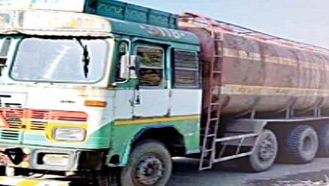 ठाणे : वालधुनी नदीत रात्रीस खेळ चाले!