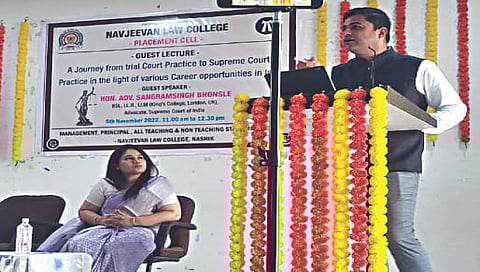 सिडको : येथील नवजीवन महाविद्यालयात व्याख्यानाप्रसंगी बोलताना अॅड. संग्रामसिंग भोसले. समवेत प्राचार्या डॉ. शाहिस्ता इनामदार.