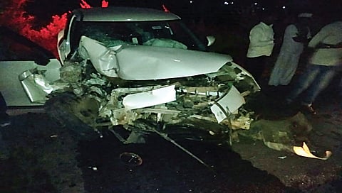 नगरसूल : अपघातात चक्काचूर झालेल्या कारचा आणि ट्रॅक्टरचा पुढील भाग.