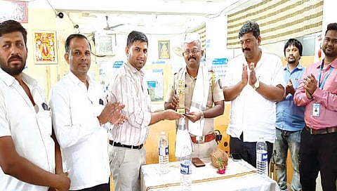 नांदूरशिंगोटे : वावी पोलिस स्टेशनचे सहायक निरीक्षक सागर कोते तसेच सरपंच गोपाळ शेळके यांचा सत्कार करताना शाखा अधिकारी अनिरुद्ध मैड आदी.