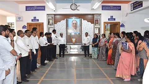 देवळाली कॅम्प : श्रीमती विमलाबेन खिमजी तेजुकाया महाविद्यालयात क्रांतिकारक बिरसा मुंडा जयंती तथा जनजाती दिन व शिक्षकेतर दिनामिमित्त बोलतांना उपप्राचार्य दिलीप जाधव समवेत. उपप्राचार्य सोपान एरंडे, शाम जाधव, सुधाकर पवार, जयश्री जाधव आदी.