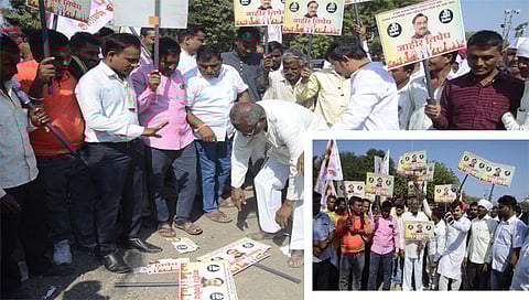 जळगाव : चाळीसगाव शहरातील छत्रपती शिवाजी महाराज चौकात निषेध आंदोलन सहभागी बंजारा समाजाचे कार्यकर्ते.