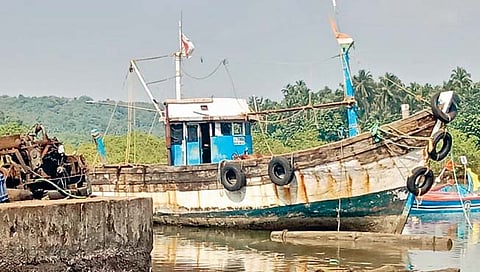 सिंधुदुर्ग : मच्छीमार नौका बुडाली; समुद्रात पाचजण बेपत्ता