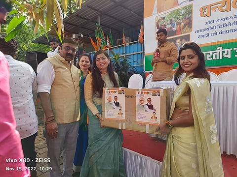 सिडको : भाजपा मुंबई कार्यालयातुन पंतप्रधान कार्यालयात आभार पत्र पाठवताना डॉ. अजीत गोपछडे व डॉ चंचल साबळे.