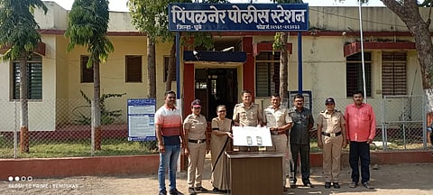 पिंपळनेर : बॅग हिसकावून पलायन करणाऱ्या परराज्यातील महिलांकडील रोकड ताब्यात घेताना पिंपळनेर पोलीस. (छाया:अंबादास बेनुस्कर)