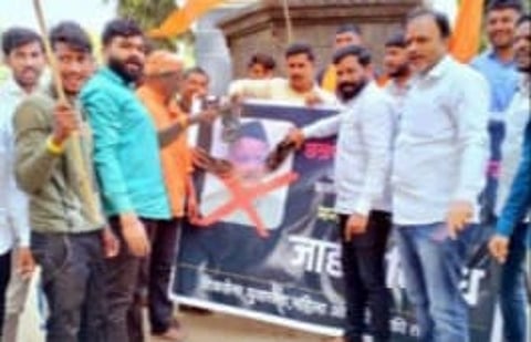 पिंपळनेर : राज्यपाल यांच्या फलकाला जोडे मारो आंदोलन करीत जाहीर निषेध व्यक्त करताना शिवसेना (उध्दव बाळासाहेब ठाकरे गट) चे कार्यकर्ते. (छाया: अंबादास बेनुस्कर)