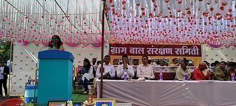 पिंपळनेर : "ग्राम बाल संरक्षण समिती" मार्गदर्शनपर कार्यशाळेत मार्गदर्शन करताना जिल्हा परिषदेच्या मुख्य कार्यकारी अधिकारी एस. भुवनेश्वरी. (छाया: अंबादास बेनुस्कर)