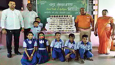 मुंढेगाव : जिल्हा परिषदेच्या मुंढेगाव शाळेत अनोखा उपक्रम राबवत बियांचे प्रदर्शन सादर करताना शिक्षकांसोबत विद्यार्थी.