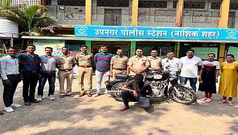 नाशिकरोड : सराईत गुन्हेगार किरण पाटील यासह चोरलेली बुलेट ताब्यात घेताना उपनगर पोलीस पथक. (छाया: उमेश देशमुख)